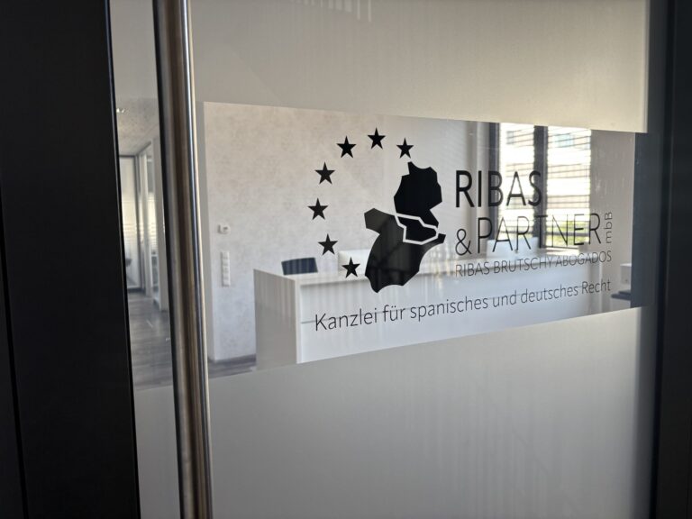 Deutsch-spanische Kanzlei Ribas & Partner mbB in Karlsruhe &ndash; Eingang mit Logo an der Glast&uuml;r